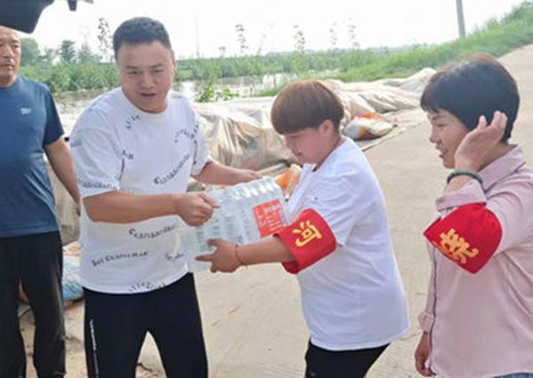 王金平王（wáng）總代表公司捐（juān）贈抗疫物資（zī）和慰問卡點工作人員 抗擊（jī）疫情、義不（bú）容辭